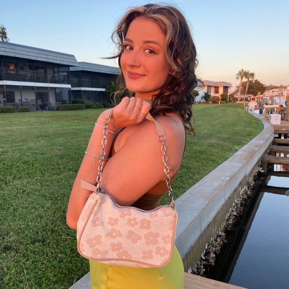 Profile Picture of Klaudia Karwowski (@klaudia_kar) on Poshmark