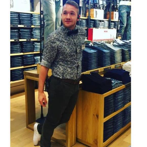 Profile Picture of Peter Kubera (@peterkub19) on Poshmark