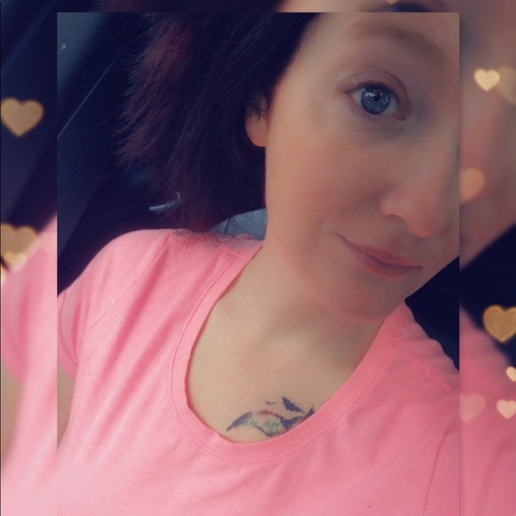 Profile Picture of Amber Halsey (@amber_halsey) on Poshmark