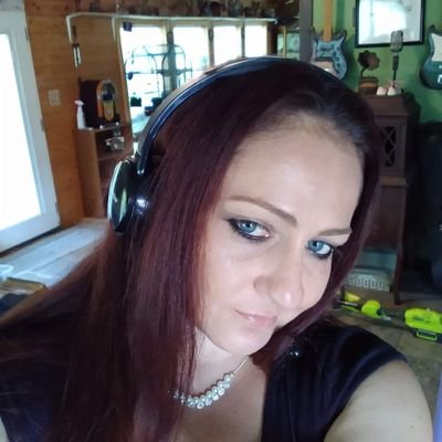 Profile Picture of Shenna Roberts (@YoursMine82) on Twitter