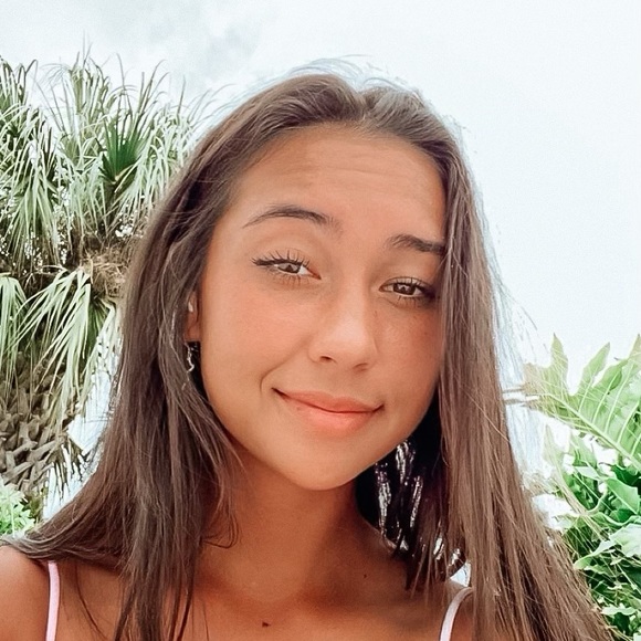 Profile Picture of Amanda Sambach (@amandasambach) on Poshmark