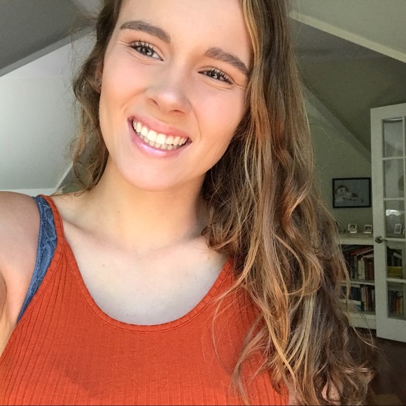 Profile Picture of Lily Claire (@lilyclaireg) on Poshmark