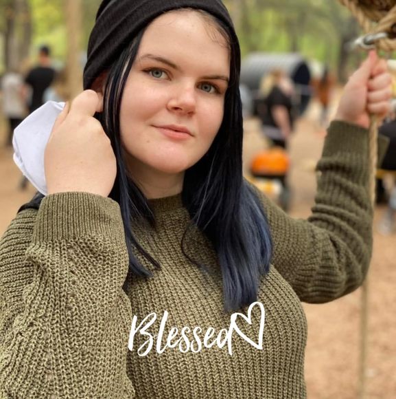Profile Picture of Emma Brett (@emmagbrett) on Poshmark