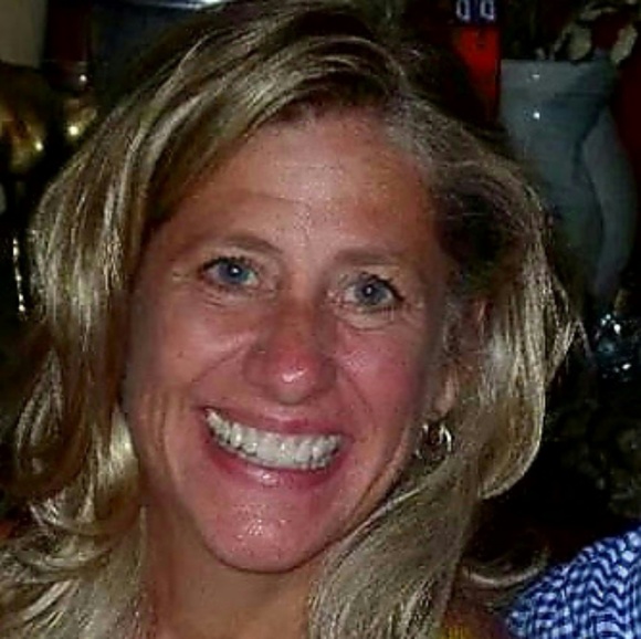 Profile Picture of Amy Howe (@waz5) on Poshmark