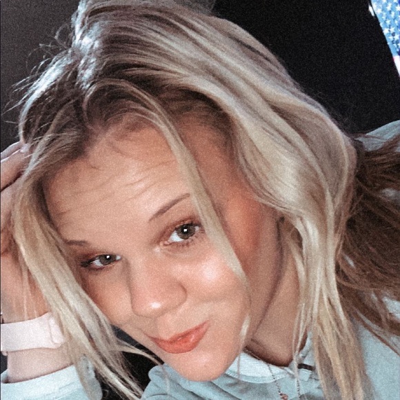 Profile Picture of Saylor Chileen (@saylor_chileen) on Poshmark