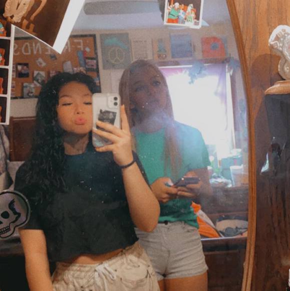 Profile Picture of Jenna Karich (@jennakarich) on Poshmark