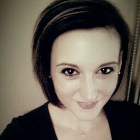 Profile Picture of Amanda Poole (@pooleamanda56) on Poshmark