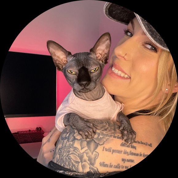 Profile Picture of Michaela Salcedo (@michaelaroscoe) on Poshmark