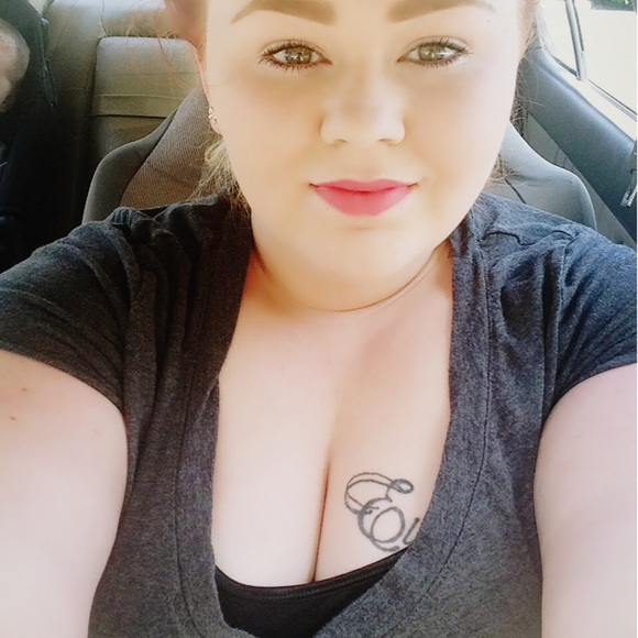 Profile Picture of Annie Bynum (@anniebynum12) on Poshmark
