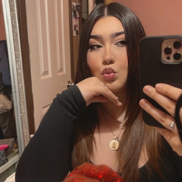 Profile Picture of Bianca Arias (@biancaarias928) on Poshmark