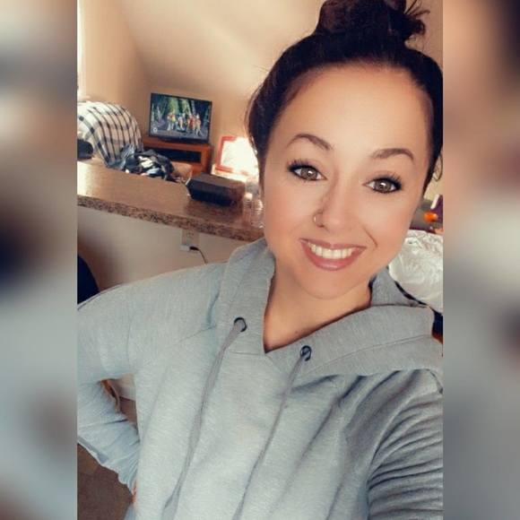 Profile Picture of Ariel Nichole (@mombie518) on Poshmark