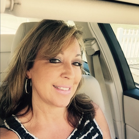 Profile Picture of Shelly Beardslee (@1beards777) on Poshmark