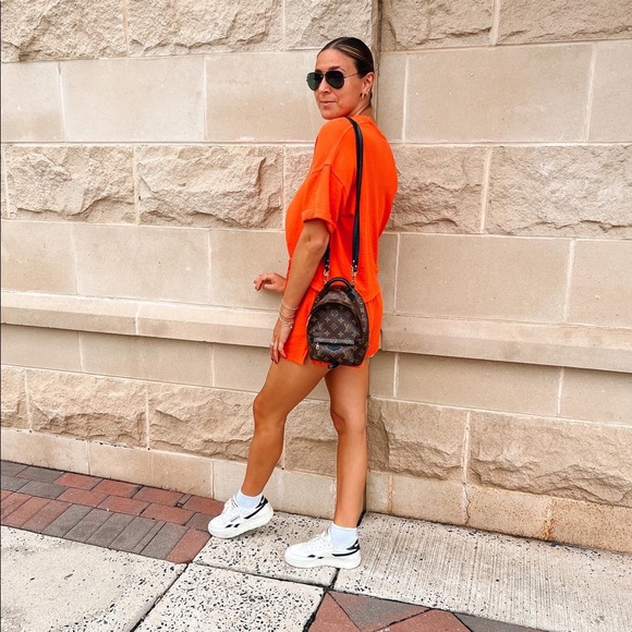 Carolyn Novey - Poshmark Profile Picture of Carolyn Novey (@c_novey) on Poshmark