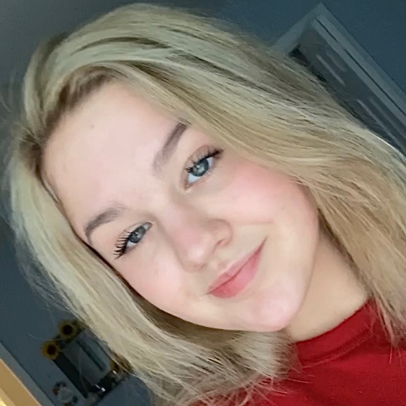 Profile Picture of Desirae Aube (@desiraeaube) on Poshmark