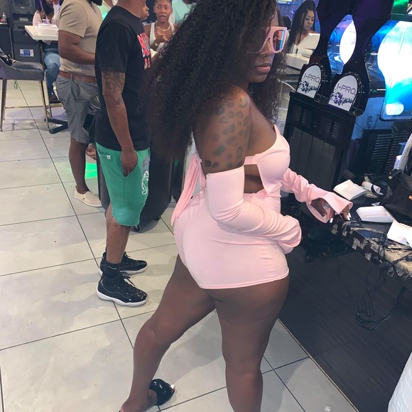 Profile Picture of Simone Winters (@simonewinters) on Poshmark