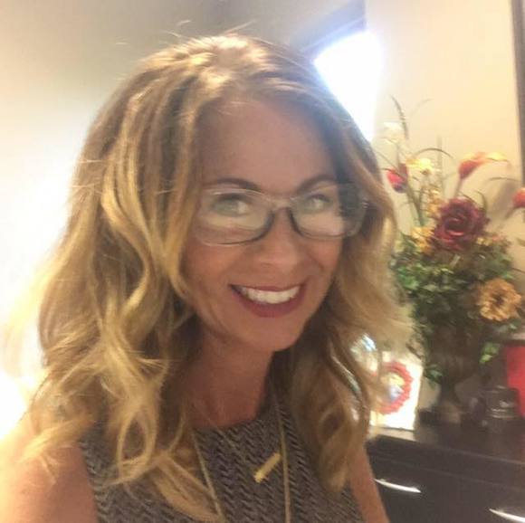 Profile Picture of Kelly Calhoun (@kellycalhoun) on Poshmark