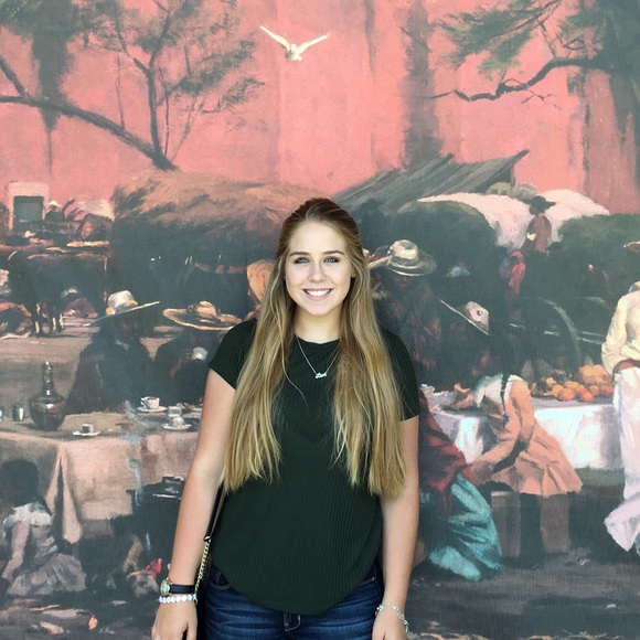 Profile Picture of Lindsey Aston (@lindseyaston) on Poshmark