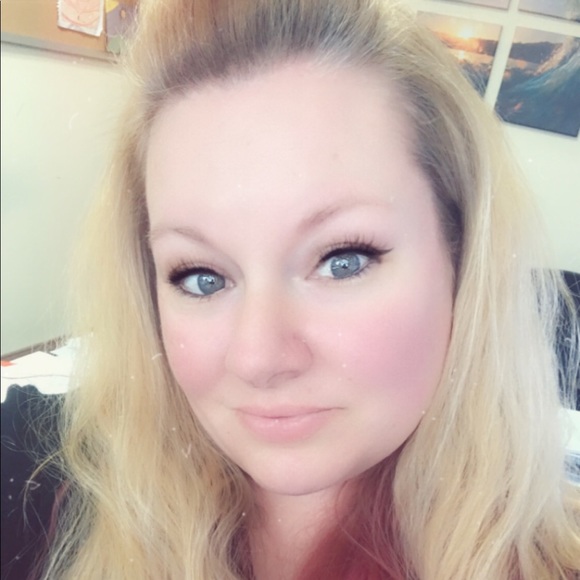 Profile Picture of Tania Stoken (@tnstoken) on Poshmark