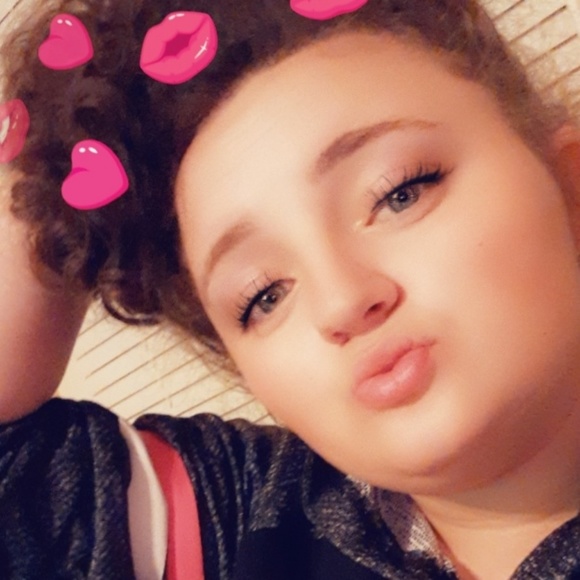 Profile Picture of Presley Micallef (@presleymarie97) on Poshmark
