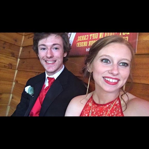 Paige Hellgren - Poshmark Profile Picture of Paige Hellgren (@paigeypoo_40) on Poshmark