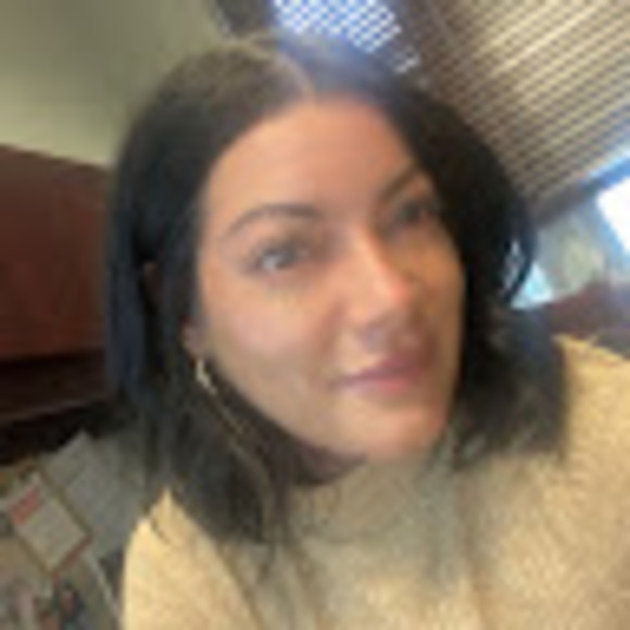 Profile Picture of Andreia Goncalves (@agon825) on Poshmark