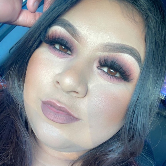 Profile Picture of Erika Meza (@ameca98) on Poshmark