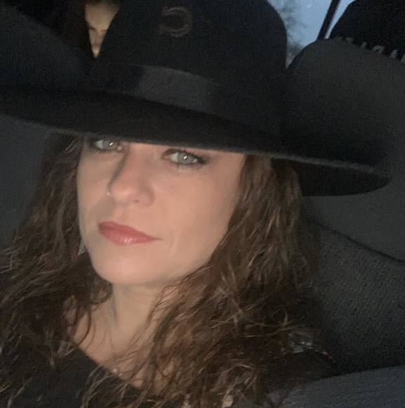 Profile Picture of Amber Choate (@achoate85) on Poshmark