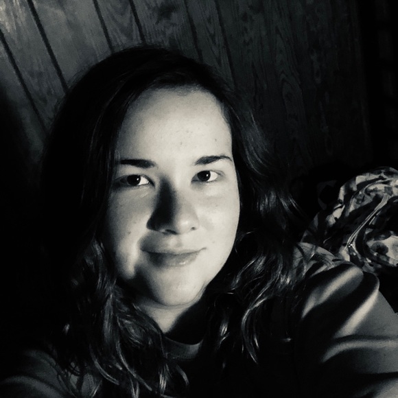 Profile Picture of Anna Prior (@anna924) on Poshmark