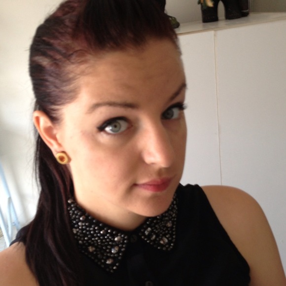 Profile Picture of Amanda Weissmuller (@amanduhsurvive) on Poshmark