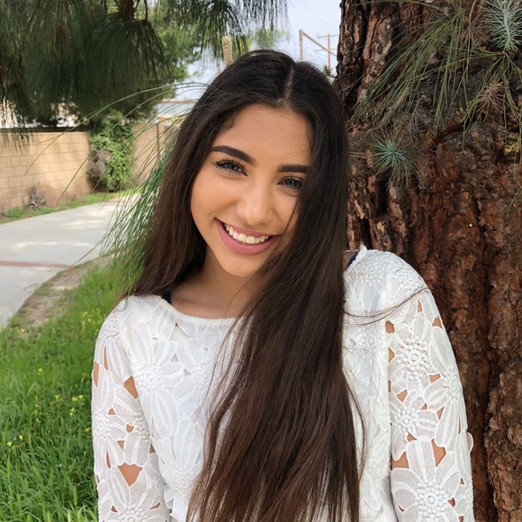 Profile Picture of Victoria Mota (@victoriamota99) on Poshmark