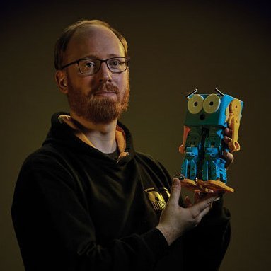 Profile Picture of Dr Sandy Enoch (@SandyRobotical) on Twitter