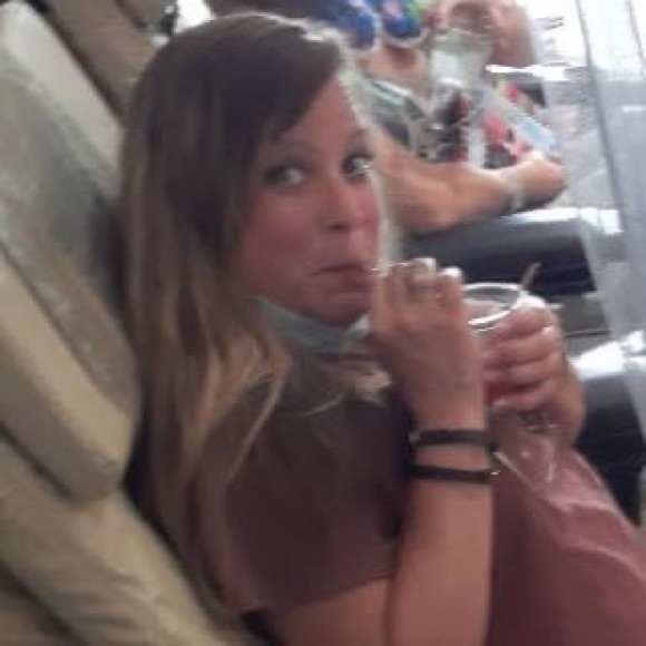 Profile Picture of Michelle Kizziar (@mkizziar) on Poshmark