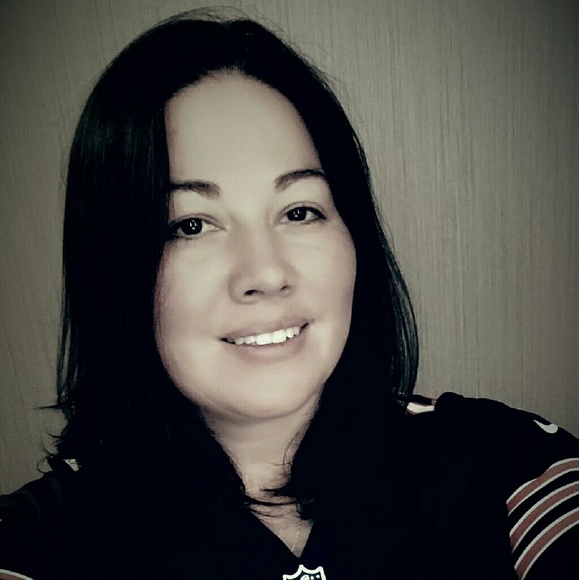 Profile Picture of Kerrie Dixon (@kbdixon29) on Poshmark