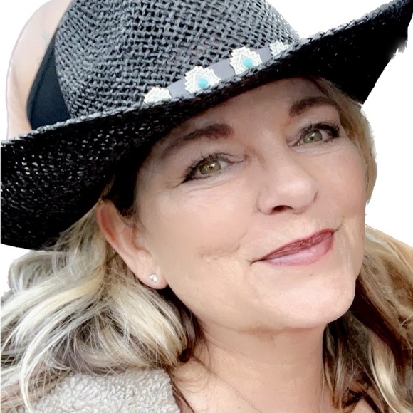 Profile Picture of Kathy Brett-hart (@kbrethart) on Poshmark