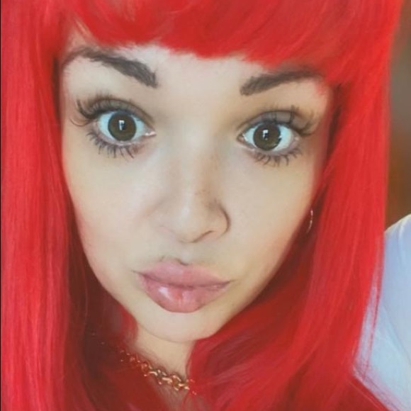 Profile Picture of Ella Resiga (@ellaresiga) on Poshmark
