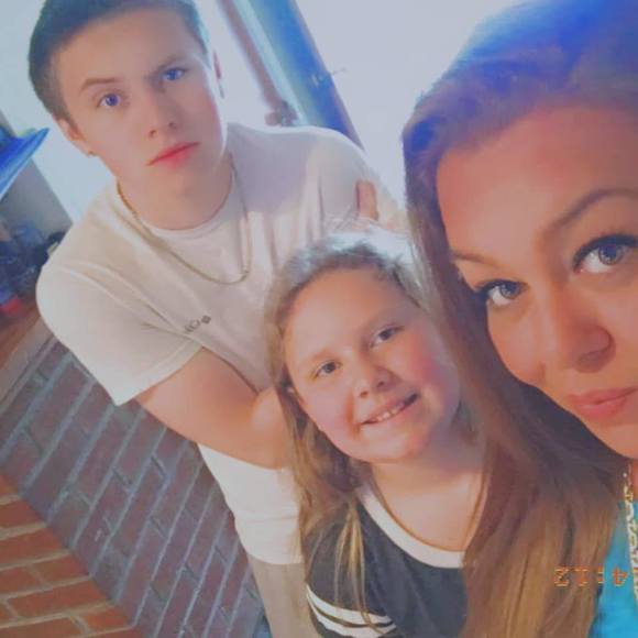 Profile Picture of Ashley Fauteux (@ihave2sngeld) on Poshmark