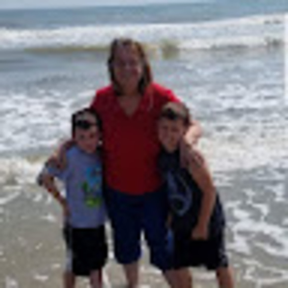 Profile Picture of Kathy Loomer (@kloomer54) on Poshmark