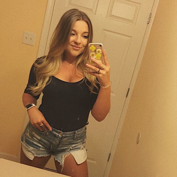 Profile Picture of Shannon Ehrler (@shannonehrler) on Poshmark