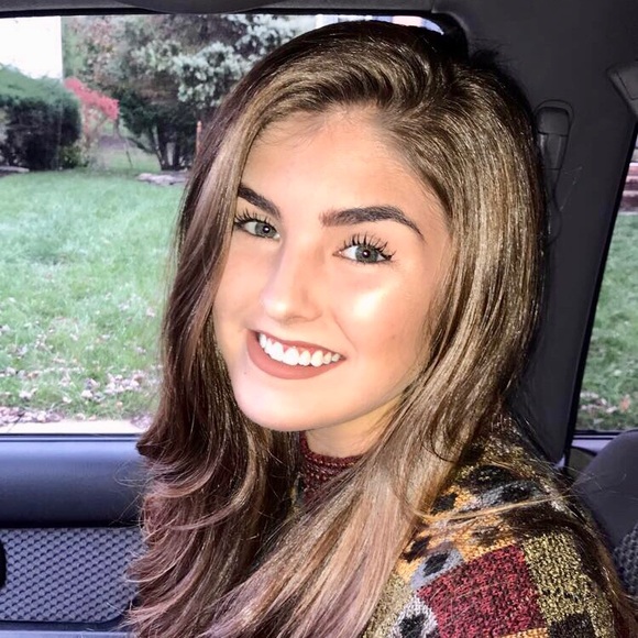 Profile Picture of Hannah Spezzano (@hannahspezz) on Poshmark