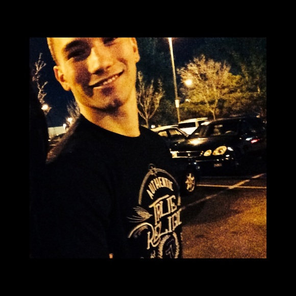 Profile Picture of Renzo Lopez (@twntys) on Poshmark