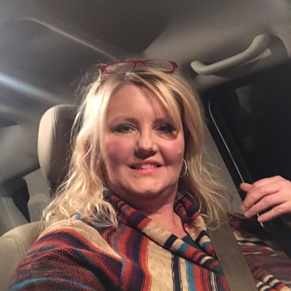 Profile Picture of Lori Lawson (@lucynoah2421) on Poshmark