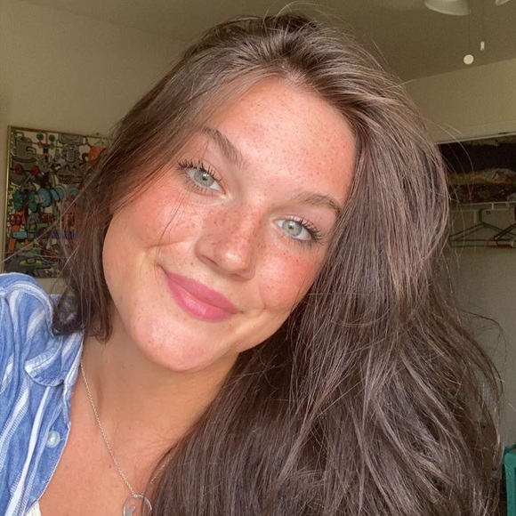 Profile Picture of Valora Lee (@valoralee) on Poshmark
