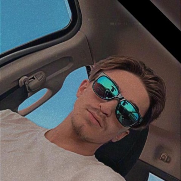 Profile Picture of Ryan Robinette (@ryanrobinett473) on Poshmark