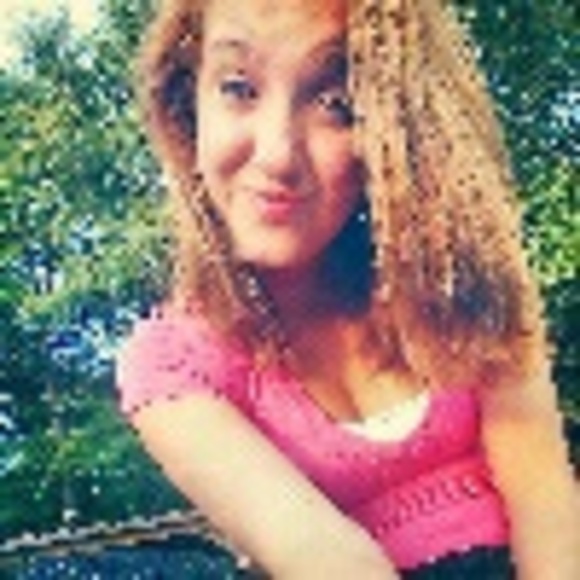 Profile Picture of Leah Bradley (@leahhhhhmarieee) on Poshmark