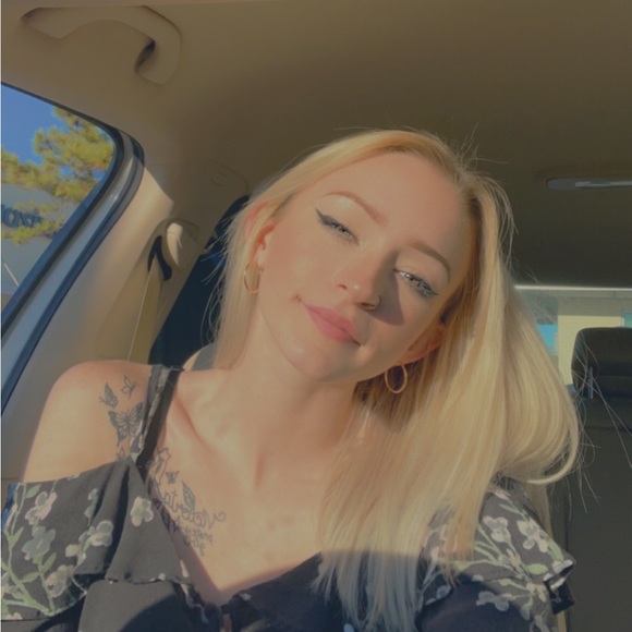 Profile Picture of Jordyn White (@jordynw1843) on Poshmark