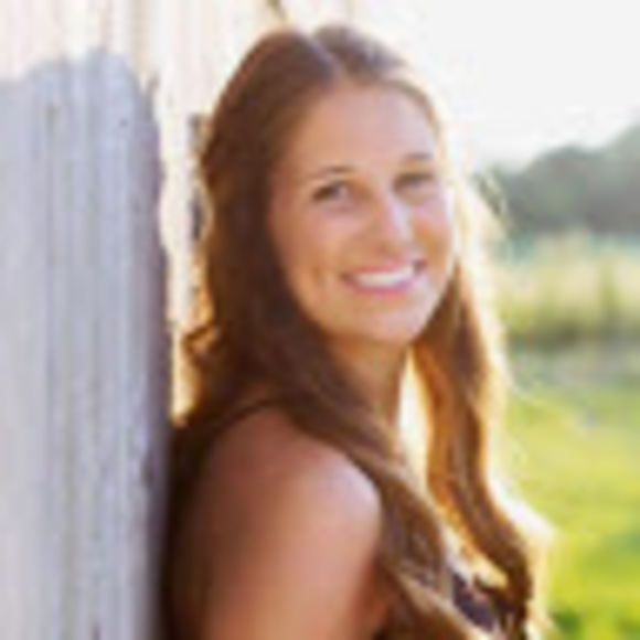 Profile Picture of Anna Sontag (@sontagam) on Poshmark