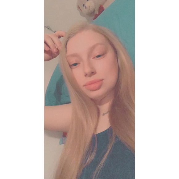 Profile Picture of Samantha Posch (@samposch) on Poshmark