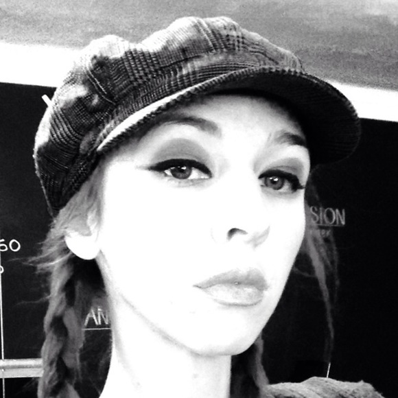 Profile Picture of Stephanie Henslee (@stephaniehensle) on Poshmark