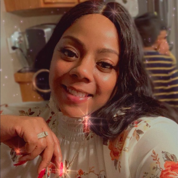 Profile Picture of Ivory Moore (@imoore81) on Poshmark