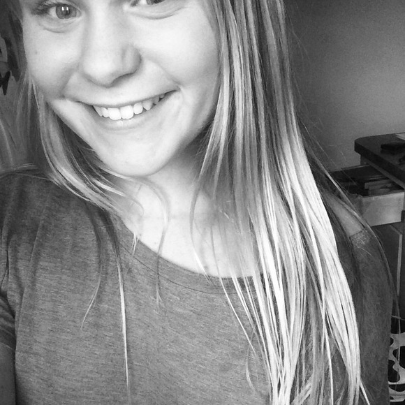 Profile Picture of Amy Viall (@amyvhizzle) on Poshmark